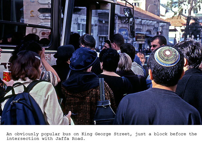 25_boarding bus_UD